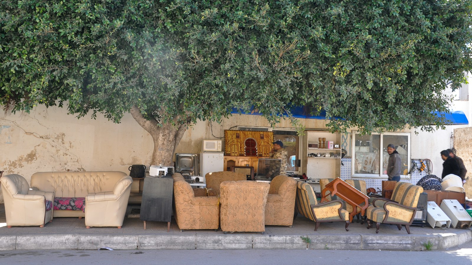 Muebles usados en la vereda esperando el retiro